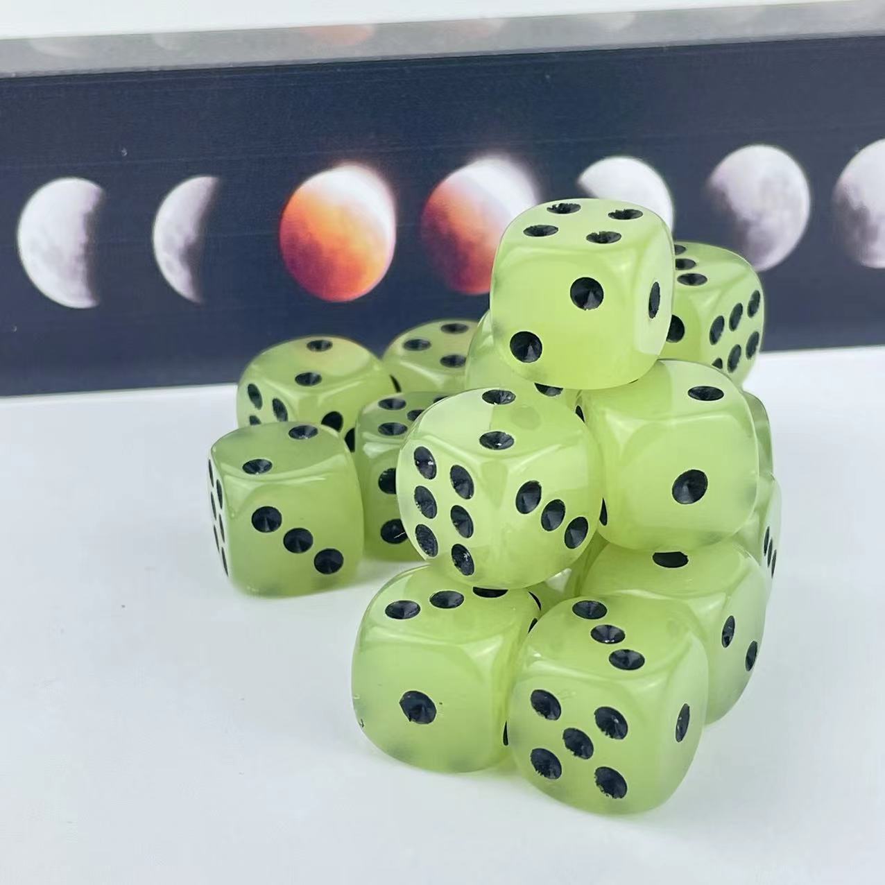 10 Pack 14mm D6 Six Sided Glow - огляд і ціна Board Game Yahtzee